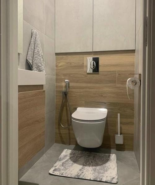 Уютная квартира, оформленная в спокойной нейтральной палитре, создаёт ощущение гармонии и продуманного комфорта. 05