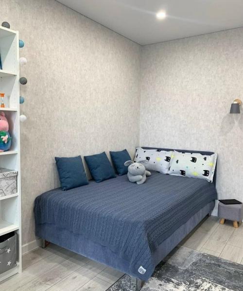 Уютная квартира, оформленная в спокойной нейтральной палитре, создаёт ощущение гармонии и продуманного комфорта. 03