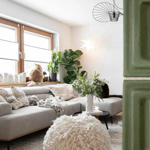 Хороший спокойный интерьер: зелёная печь и тёплые акценты, белые стены, деревянная отделка и обилие зеленых растений. 06