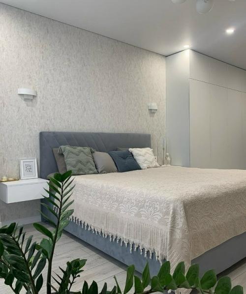 Уютная квартира, оформленная в спокойной нейтральной палитре, создаёт ощущение гармонии и продуманного комфорта. 04