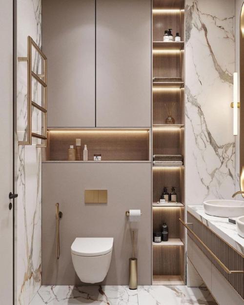 Стильный санузел.  Золото на фоне белого мрамора выделяется. 01