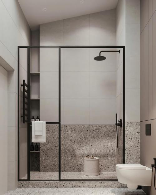 Стильный санузел с высокими потолками.