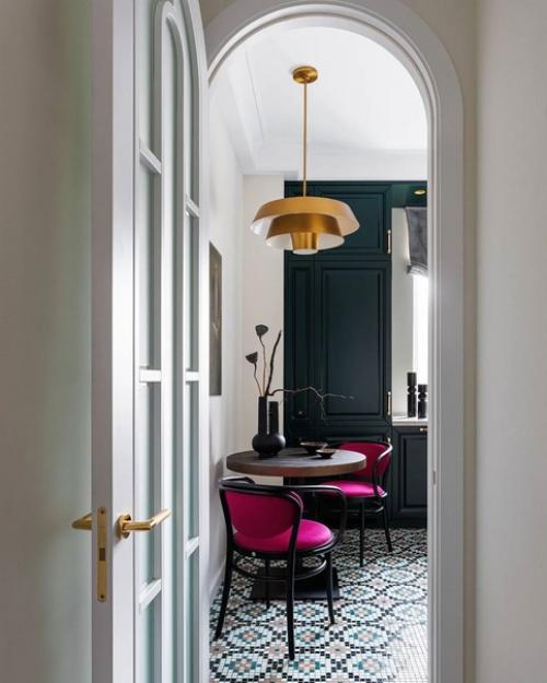 Изумрудная кухня с яркими малиновыми стульями - выглядит очень стильно и дорого. 02