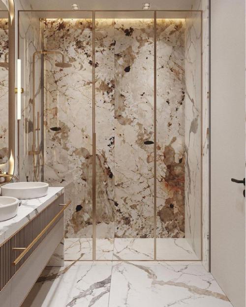 Стильный санузел.  Золото на фоне белого мрамора выделяется. 02