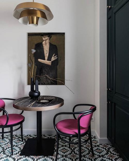 Изумрудная кухня с яркими малиновыми стульями - выглядит очень стильно и дорого. 04