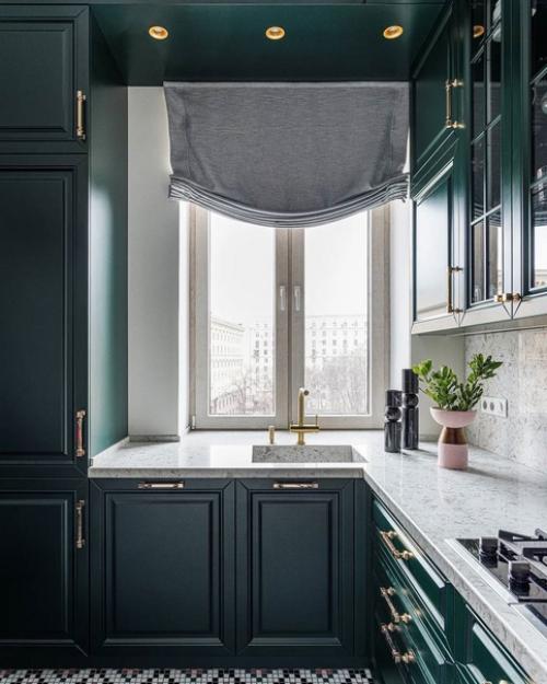 Изумрудная кухня с яркими малиновыми стульями - выглядит очень стильно и дорого.