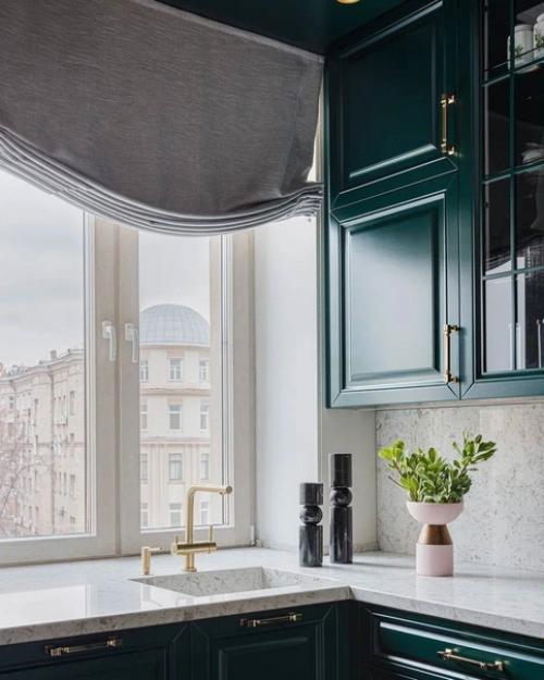 Изумрудная кухня с яркими малиновыми стульями - выглядит очень стильно и дорого. 01