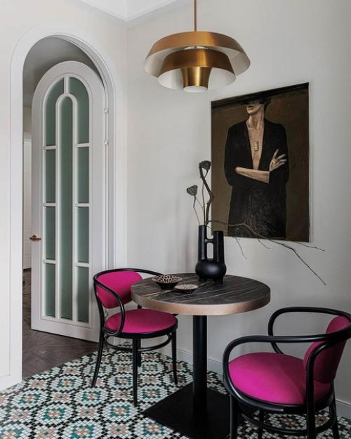 Изумрудная кухня с яркими малиновыми стульями - выглядит очень стильно и дорого. 03