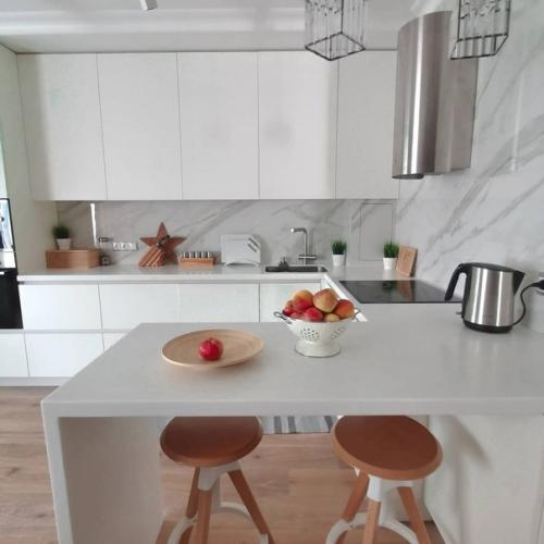 Лаконичная кухня в белом цвете. 01