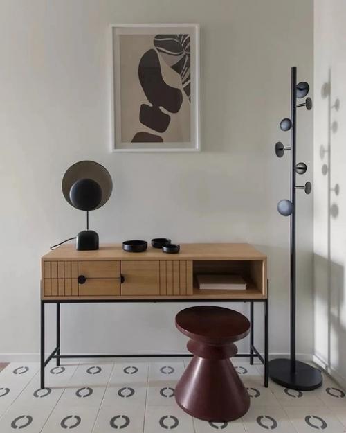 Нейтральный, светлый и современный интерьер с интересными элементами декора. 01