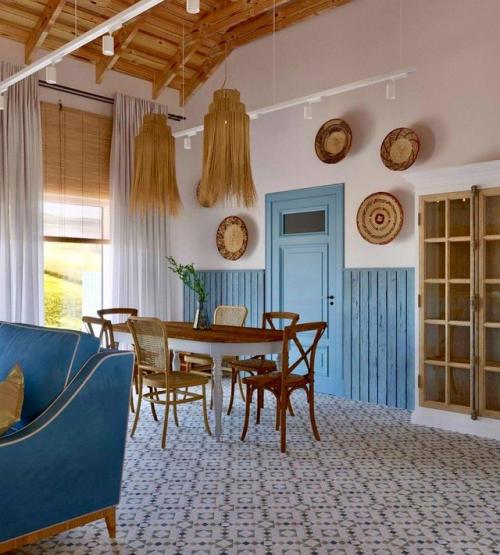 Красивая кухня - гостиная в проекте загородного дома. 01