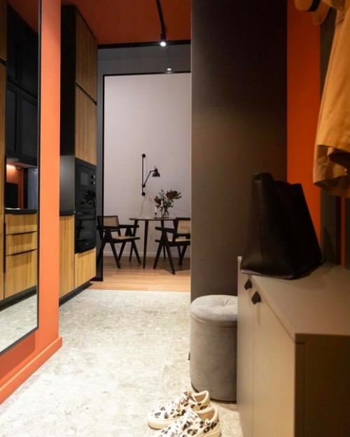 Мне кажется спальне белый не подходит и коврика мягкого нет под ногами. 02