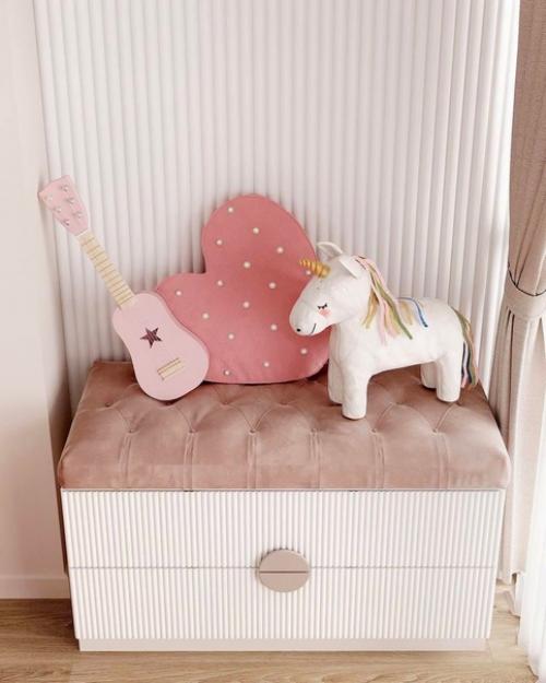 Детская комната, оформленная в нежных и приглушенных оттенках пастельно розового цвета. 04