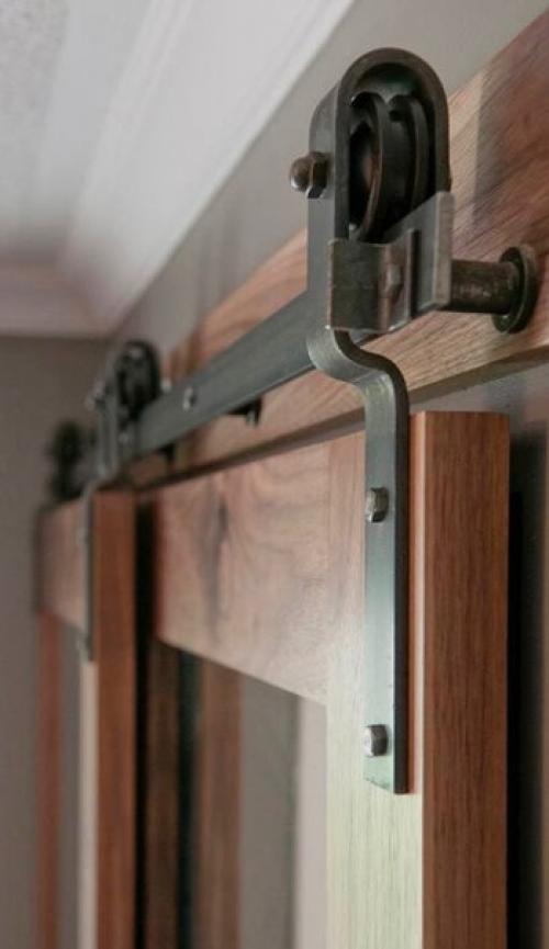 Двери с амбарным механизмом - это стильный и практичный выбор для любого интерьера. 01