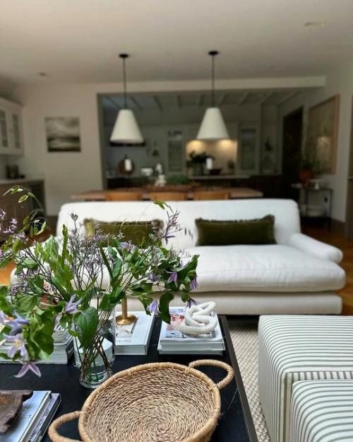 Потрясающие интерьеры одного уютного домика - как приглашение замедлиться, вдохнуть глубже и на мгновение забыть про всё лишнее. 04