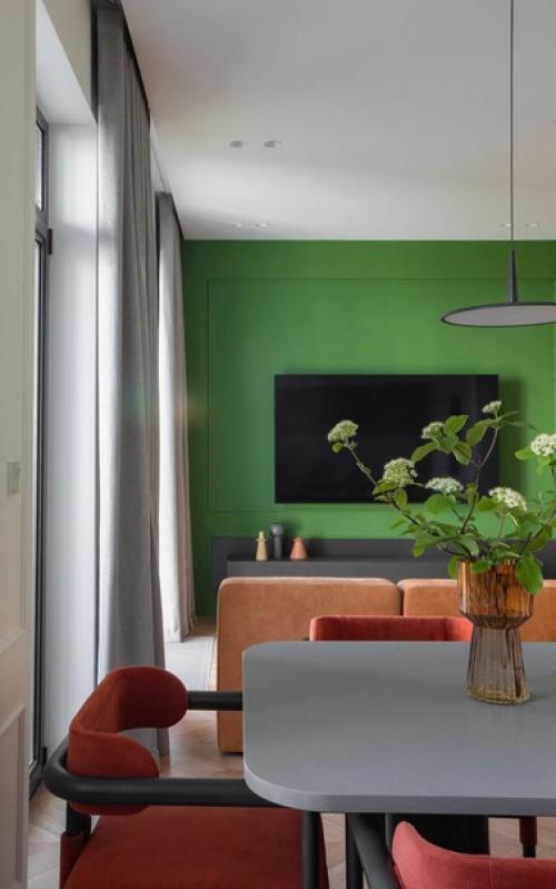 Отличительная черта этого интерьера - смелые цвета и авторская мебель. 02