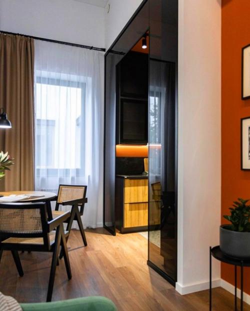 Мне кажется спальне белый не подходит и коврика мягкого нет под ногами. 06