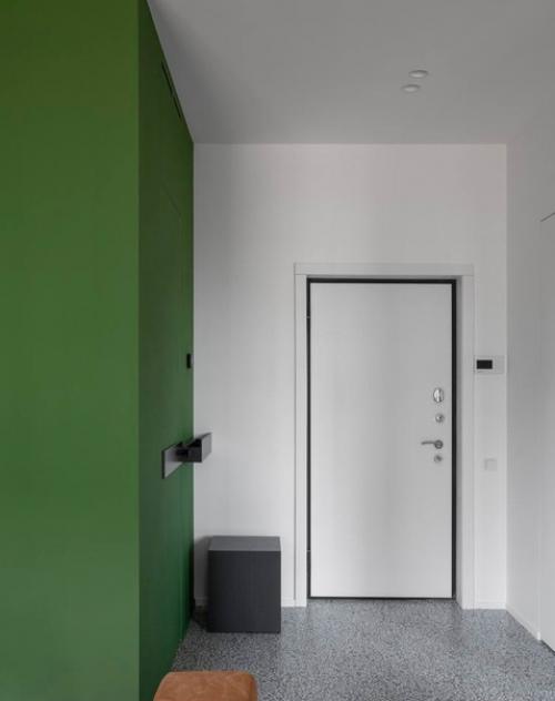 Отличительная черта этого интерьера - смелые цвета и авторская мебель. 07