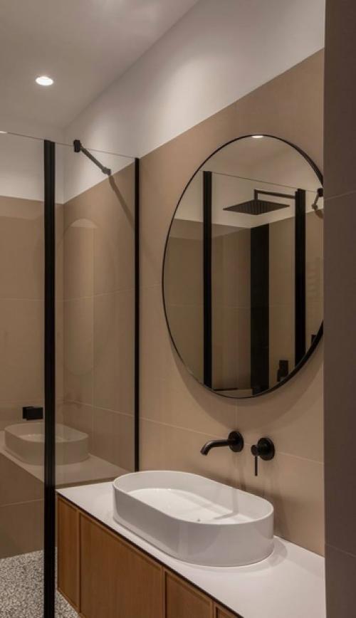 Отличительная черта этого интерьера - смелые цвета и авторская мебель. 06