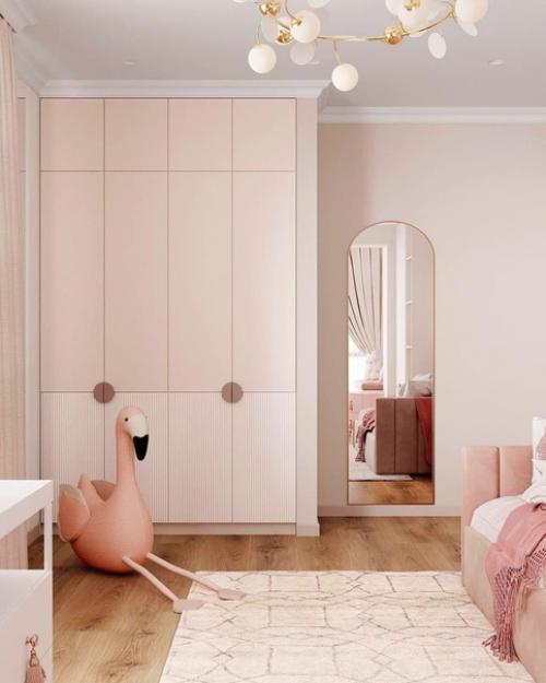 Детская комната, оформленная в нежных и приглушенных оттенках пастельно розового цвета. 02