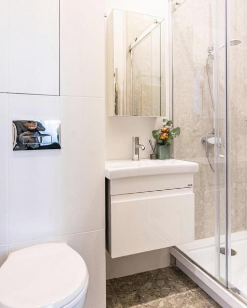 Мне кажется спальне белый не подходит и коврика мягкого нет под ногами. 09