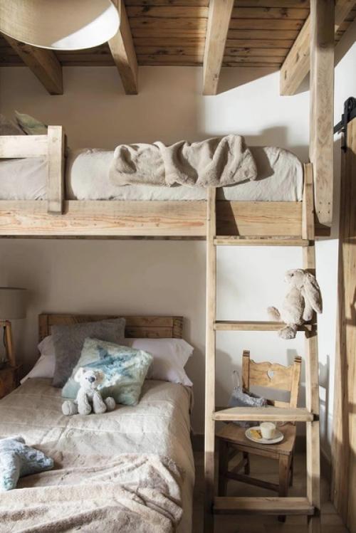 Уют и запах дерева в интерьере дома с мансардой. 08