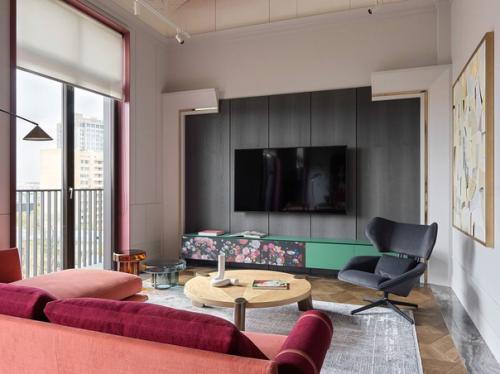 Панорамные окна позволяют максимально использовать естественный свет, что делает помещение более светлым и просторным. 01