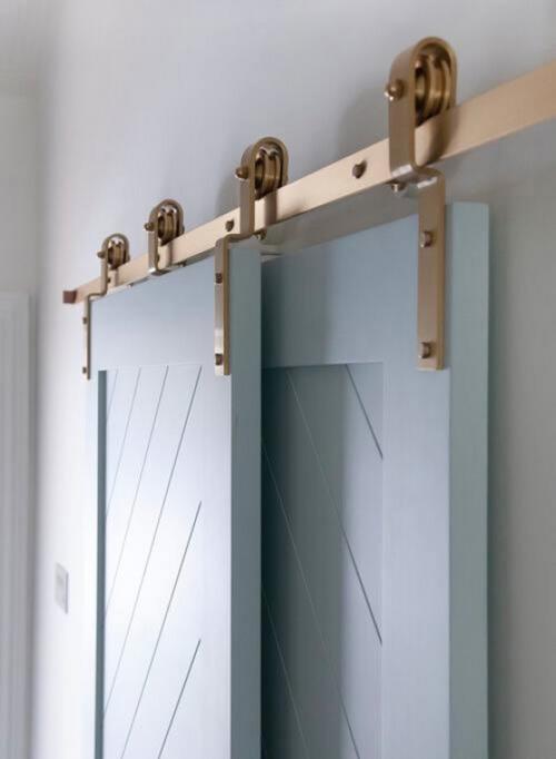 Двери с амбарным механизмом - это стильный и практичный выбор для любого интерьера. 02