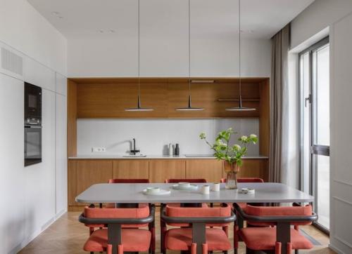 Отличительная черта этого интерьера - смелые цвета и авторская мебель. 01