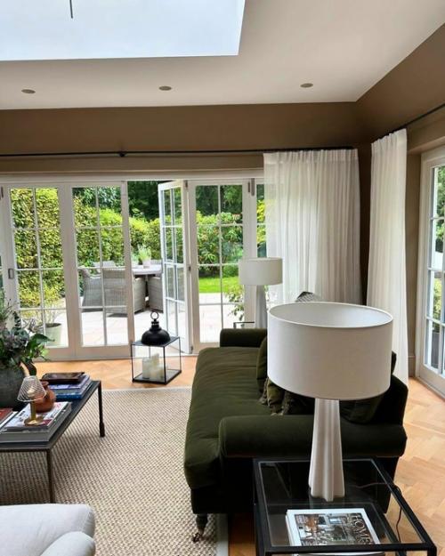 Потрясающие интерьеры одного уютного домика - как приглашение замедлиться, вдохнуть глубже и на мгновение забыть про всё лишнее. 03