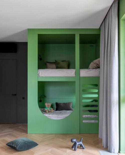 Отличительная черта этого интерьера - смелые цвета и авторская мебель. 05