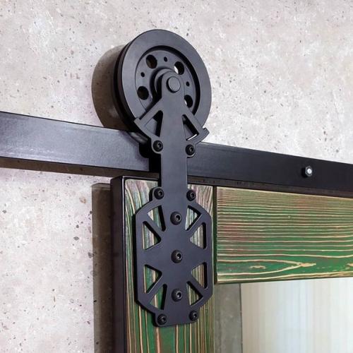 Двери с амбарным механизмом - это стильный и практичный выбор для любого интерьера. 03