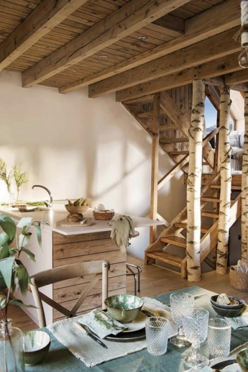 Уют и запах дерева в интерьере дома с мансардой. 03