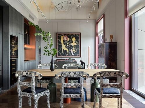 Панорамные окна позволяют максимально использовать естественный свет, что делает помещение более светлым и просторным. 03