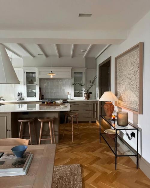 Потрясающие интерьеры одного уютного домика - как приглашение замедлиться, вдохнуть глубже и на мгновение забыть про всё лишнее. 05