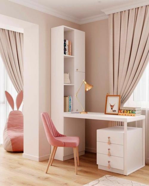 Детская комната, оформленная в нежных и приглушенных оттенках пастельно розового цвета. 01