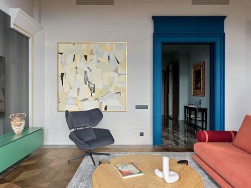 Панорамные окна позволяют максимально использовать естественный свет, что делает помещение более светлым и просторным. 02