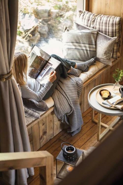 Уют и запах дерева в интерьере дома с мансардой. 01