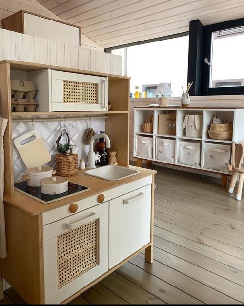 Эта комната - настоящее доказательство того, что детская вовсе не обязана быть яркой, чтобы быть уютной, тёплой и по-настоящему детской. 02