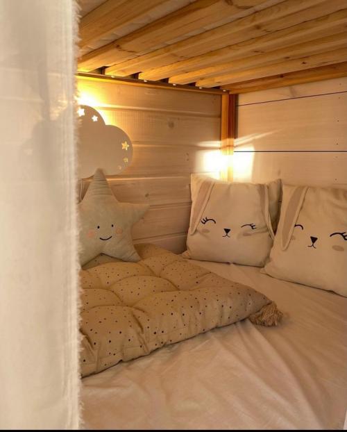 Эта комната - настоящее доказательство того, что детская вовсе не обязана быть яркой, чтобы быть уютной, тёплой и по-настоящему детской. 01