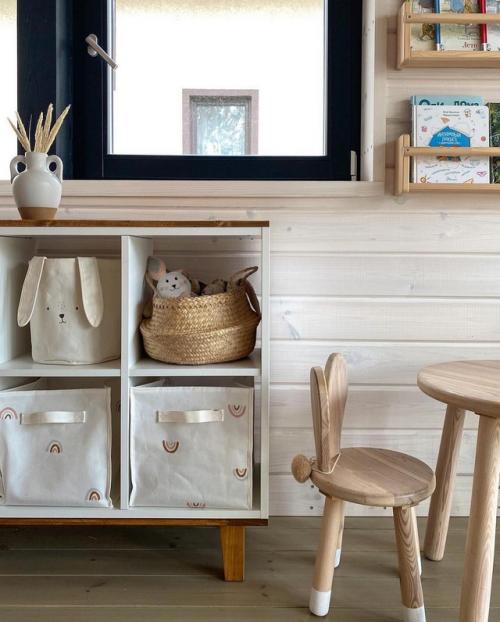 Эта комната - настоящее доказательство того, что детская вовсе не обязана быть яркой, чтобы быть уютной, тёплой и по-настоящему детской. 03