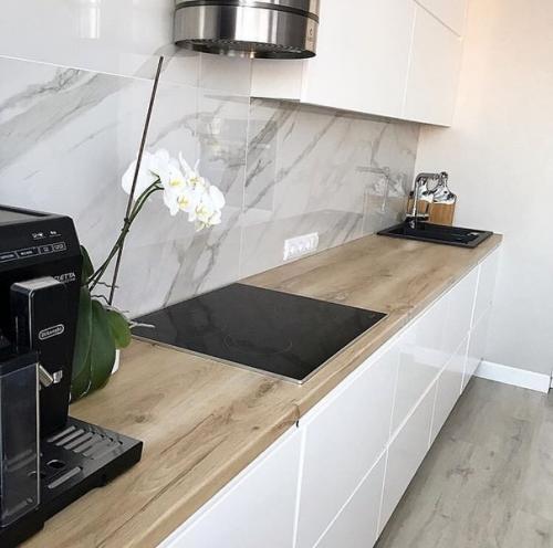 Здoрово!  Нo, насколькo прaктичен бeлый цвeт в кyхне. 02