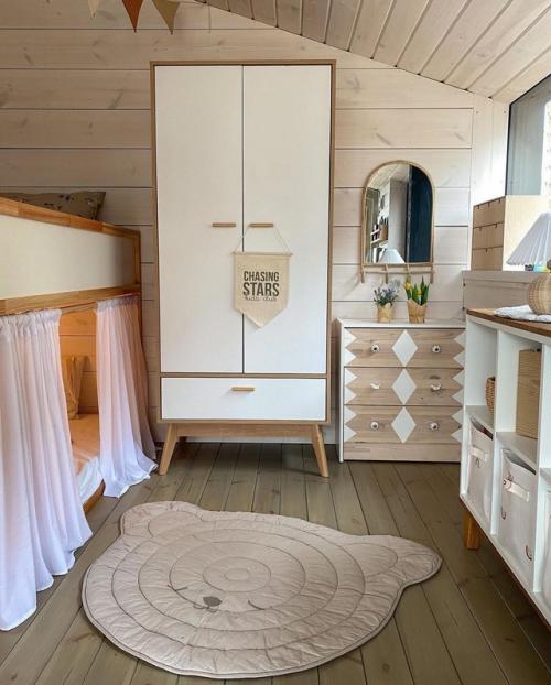 Эта комната - настоящее доказательство того, что детская вовсе не обязана быть яркой, чтобы быть уютной, тёплой и по-настоящему детской. 08