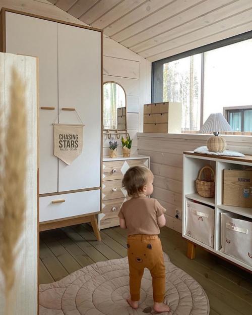 Эта комната - настоящее доказательство того, что детская вовсе не обязана быть яркой, чтобы быть уютной, тёплой и по-настоящему детской. 04