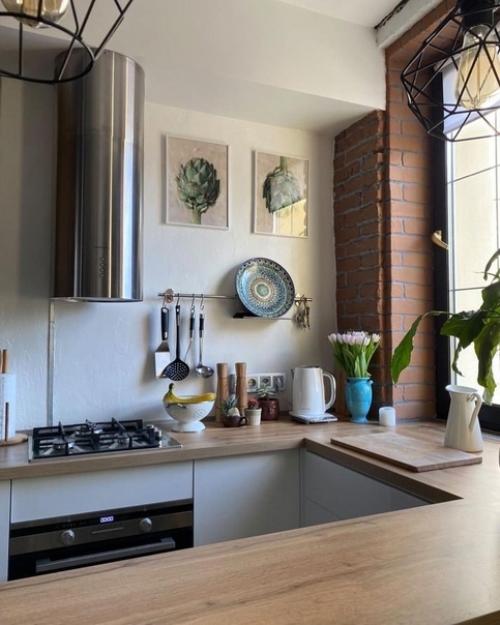 Небольшая кухонька в светлых тонах. 02