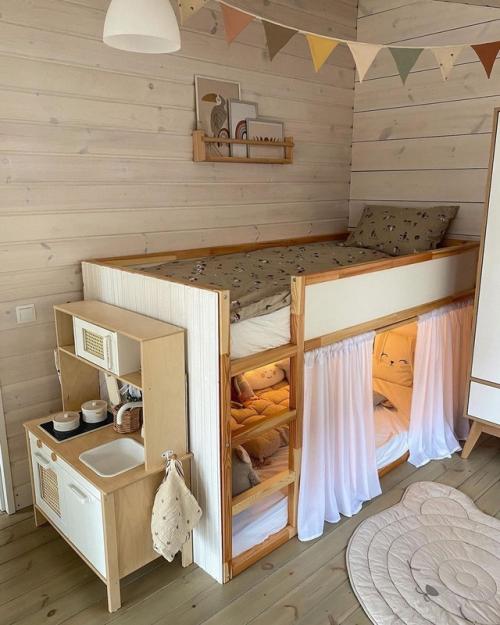 Эта комната - настоящее доказательство того, что детская вовсе не обязана быть яркой, чтобы быть уютной, тёплой и по-настоящему детской. 07