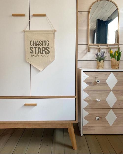 Эта комната - настоящее доказательство того, что детская вовсе не обязана быть яркой, чтобы быть уютной, тёплой и по-настоящему детской. 06