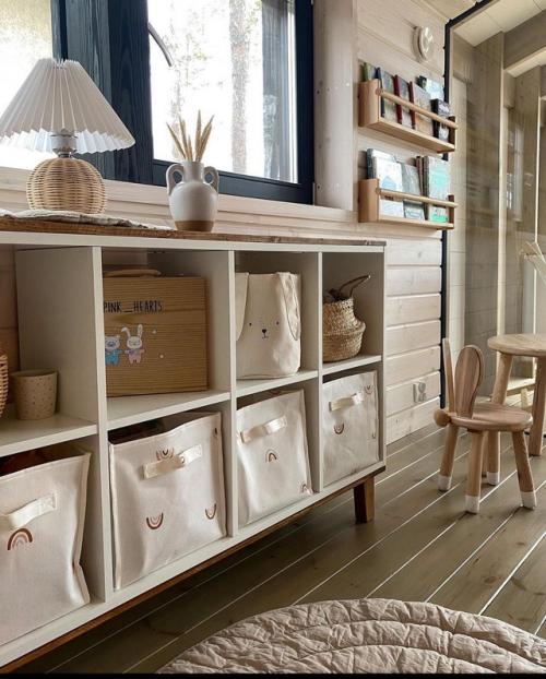 Эта комната - настоящее доказательство того, что детская вовсе не обязана быть яркой, чтобы быть уютной, тёплой и по-настоящему детской. 05