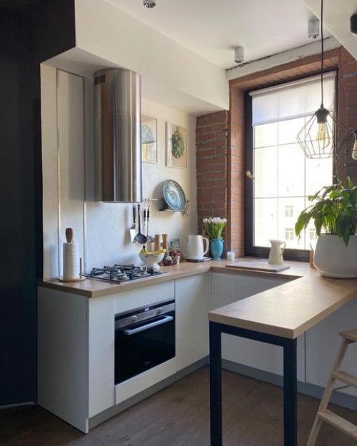 Небольшая кухонька в светлых тонах.