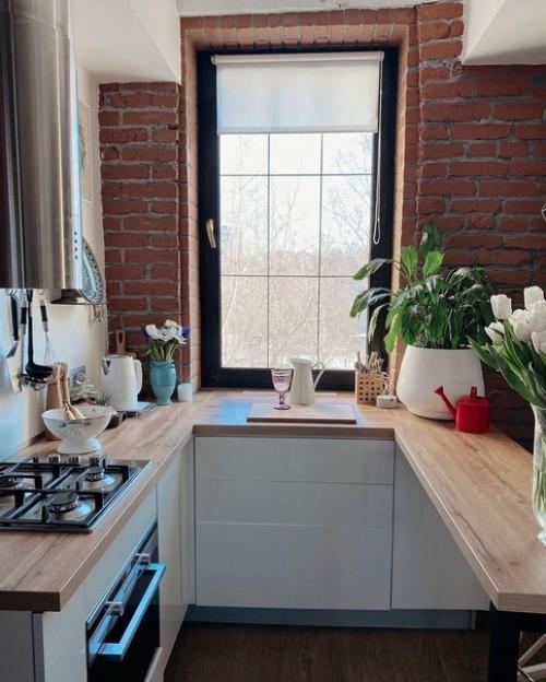 Небольшая кухонька в светлых тонах. 01